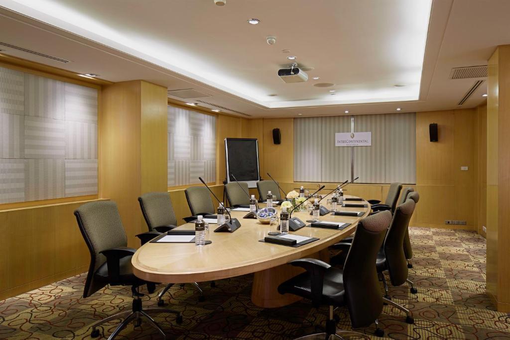 Holiday Inn Bangkok (SHA PLUS+) 1