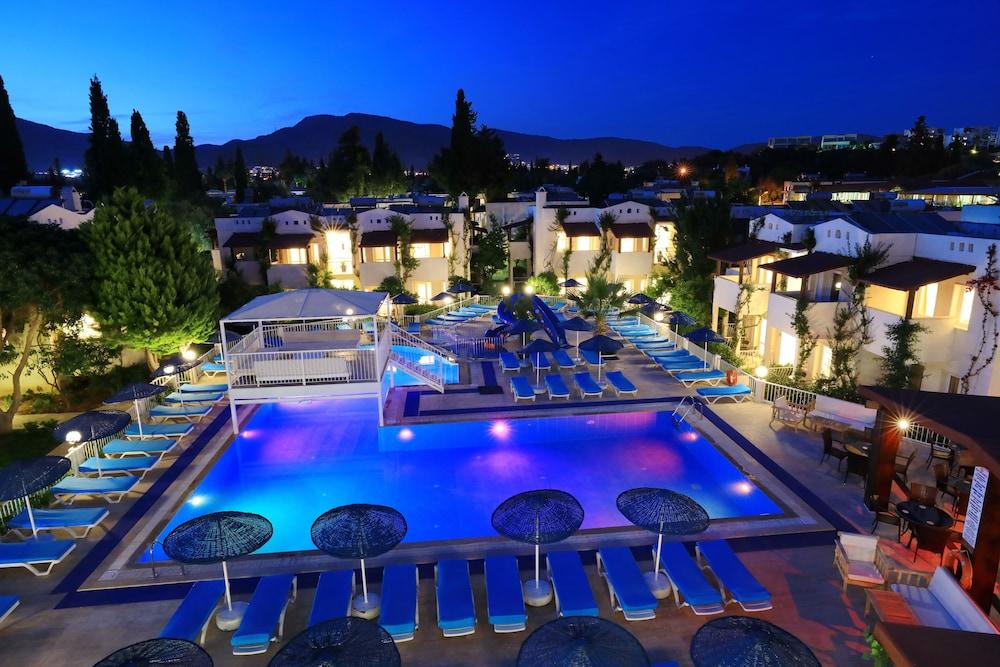 Summer Garden Suites & Beach Hotel