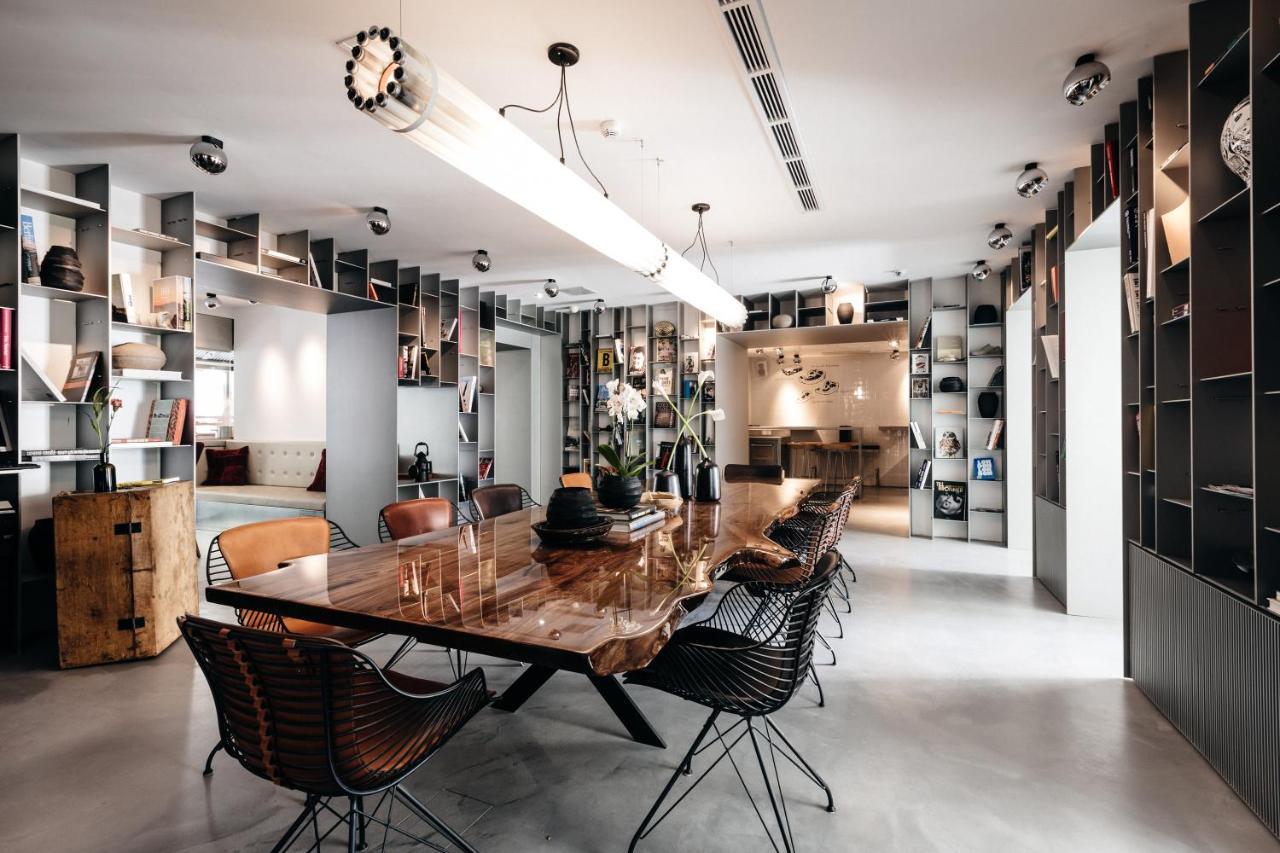 Sir Savigny Berlin 1