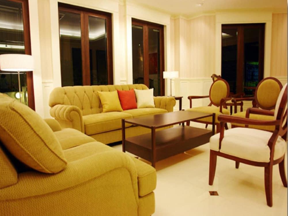 Aurum the River Place 2
