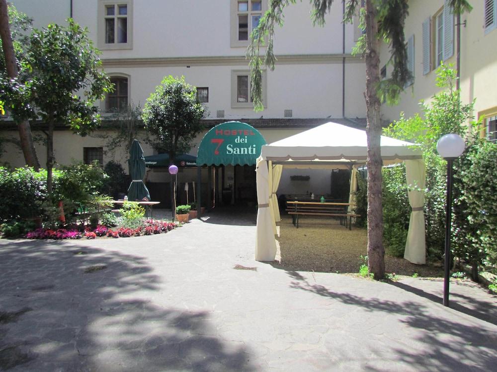 7 Santi Hostel