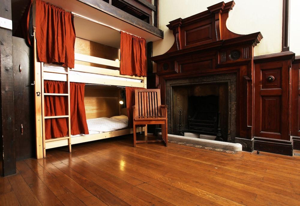 Palmers Lodge Swiss Cottage 1