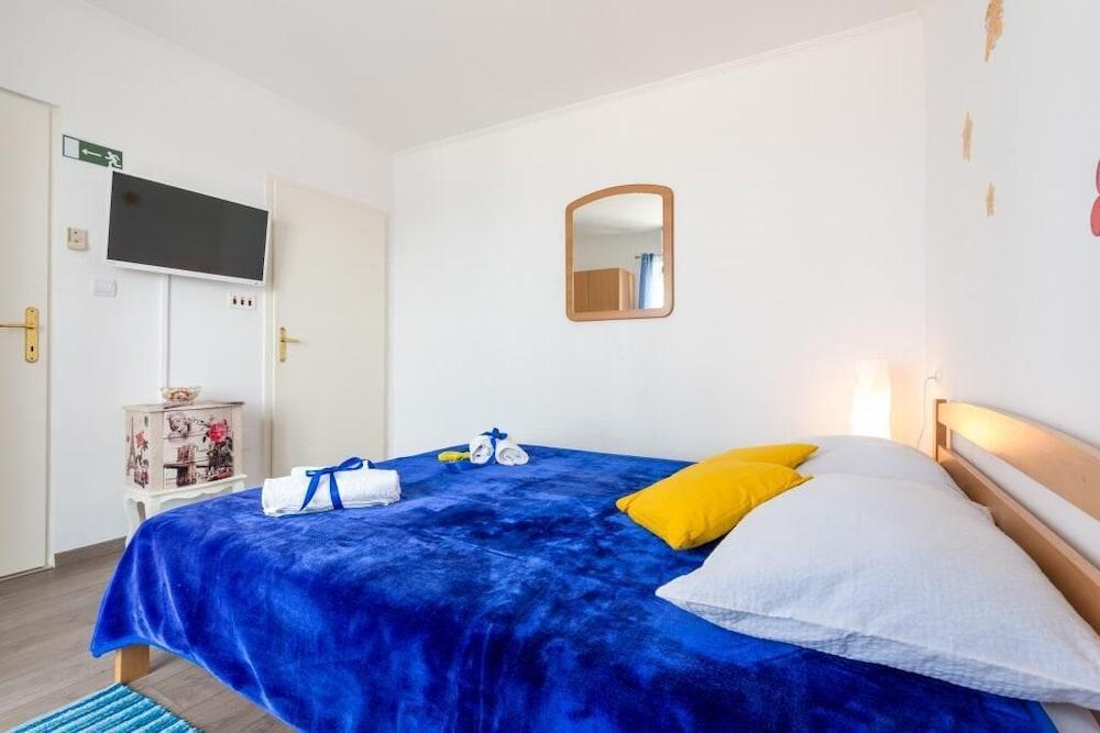 Apartments Lora 1