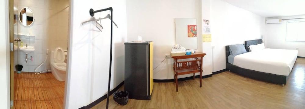 Hoppers Place Donmuang Hostel