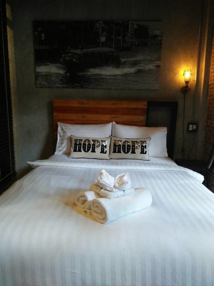 Yotaka the Hostel (Adults only)