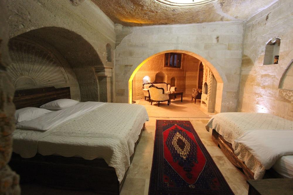 Family Cave Suite Hotel