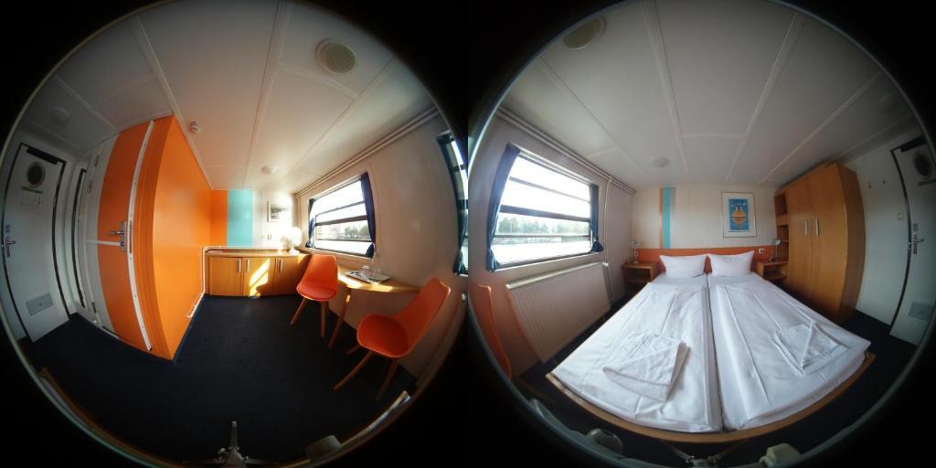 Eastern Comfort - the Swimming Hostel 1