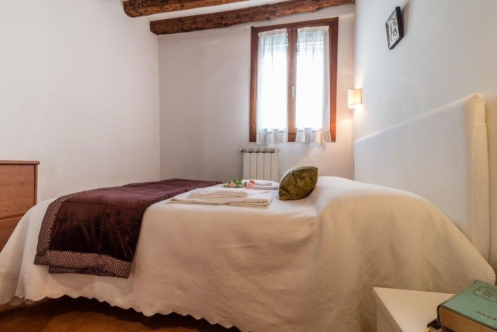Venice Canal View Boutique Apartment 2