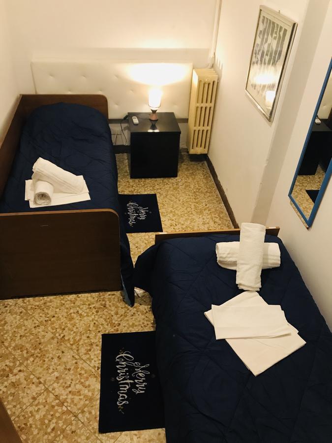 Venice Hazel (Adults only) 1