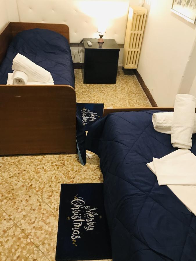 Venice Hazel (Adults only) 2