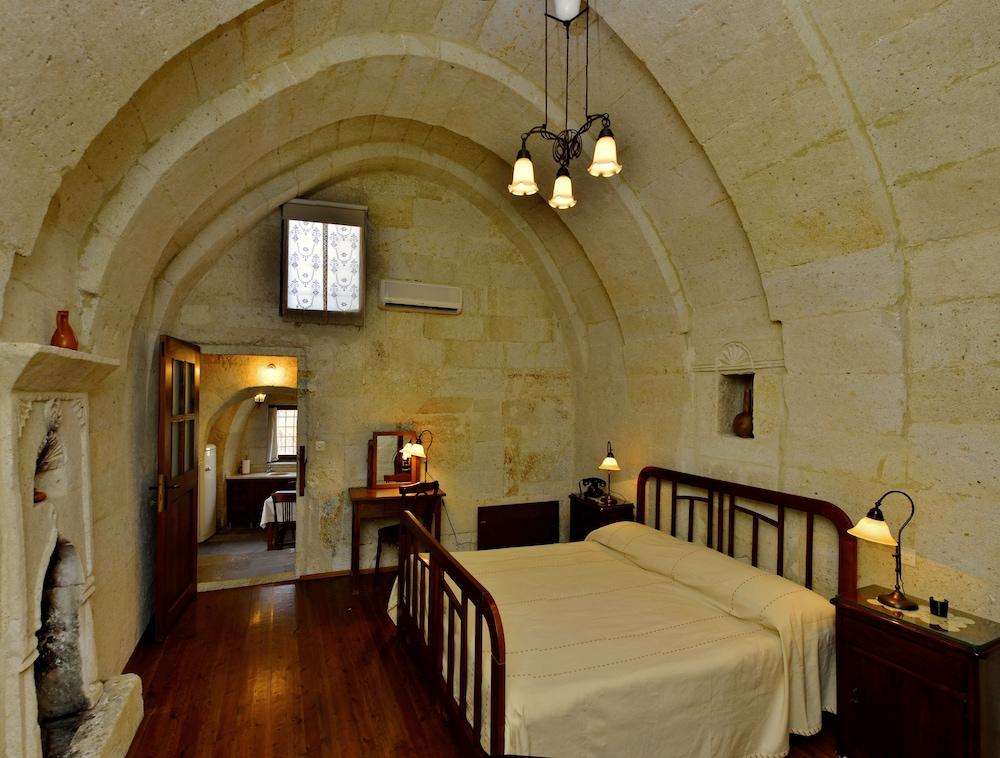 Esbelli Evi