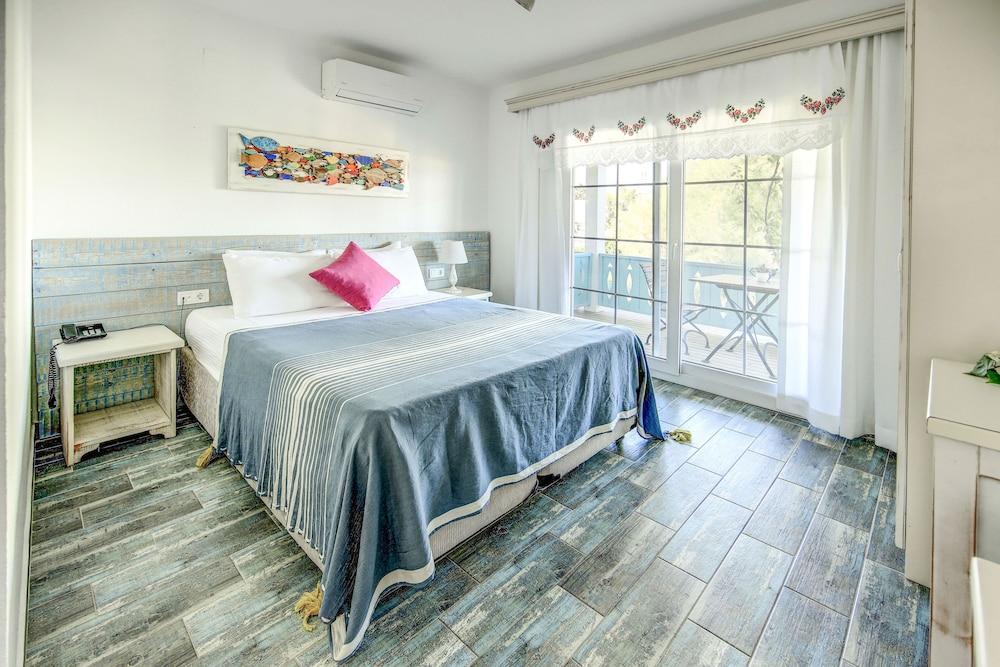 Kefi Beach & Suites