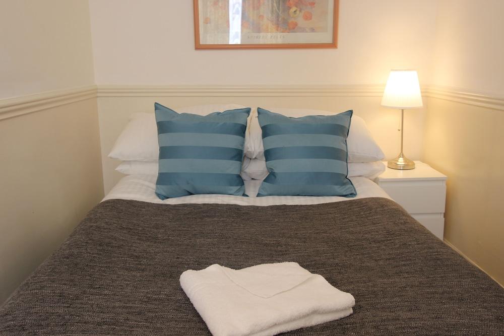 Stayin - Queensway 1