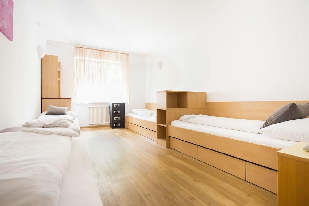 Westbahnhof Hostel One