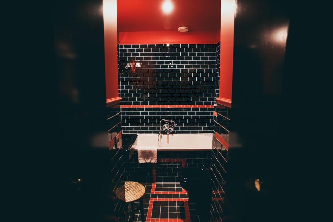 La Mondaine (Adults only)