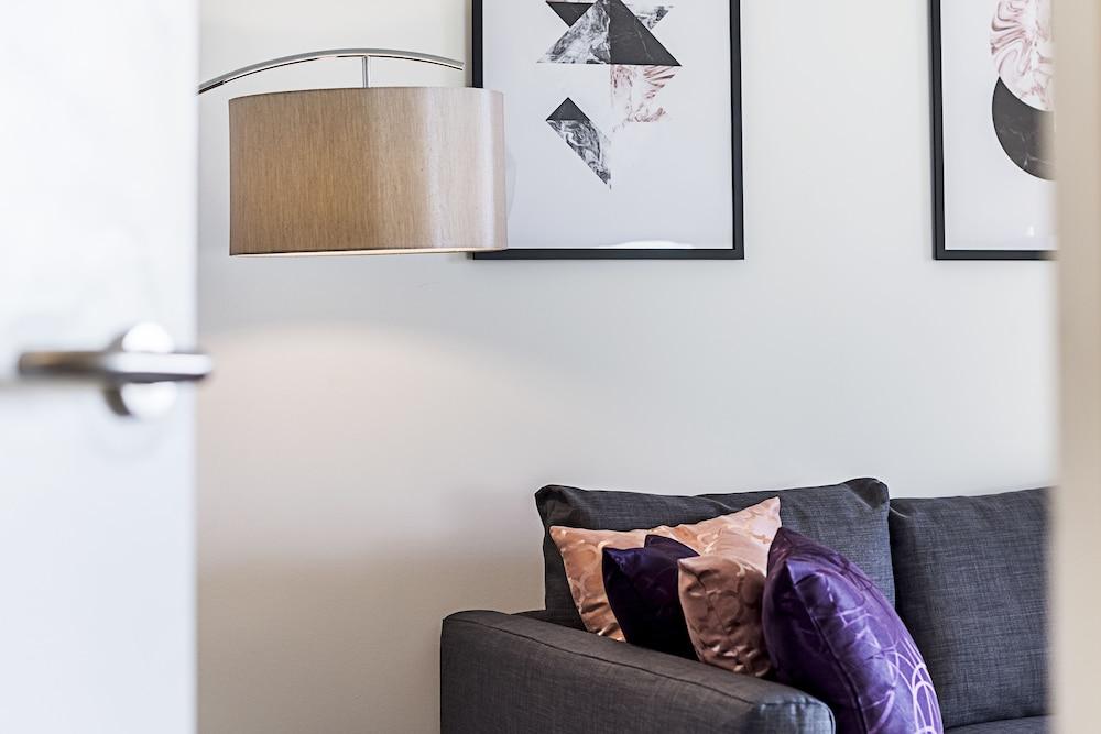 Deluxe Kensington Apartment with Balcony 1