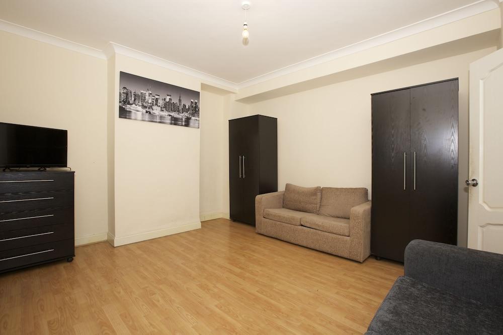 Colebert Avenue Apartment
