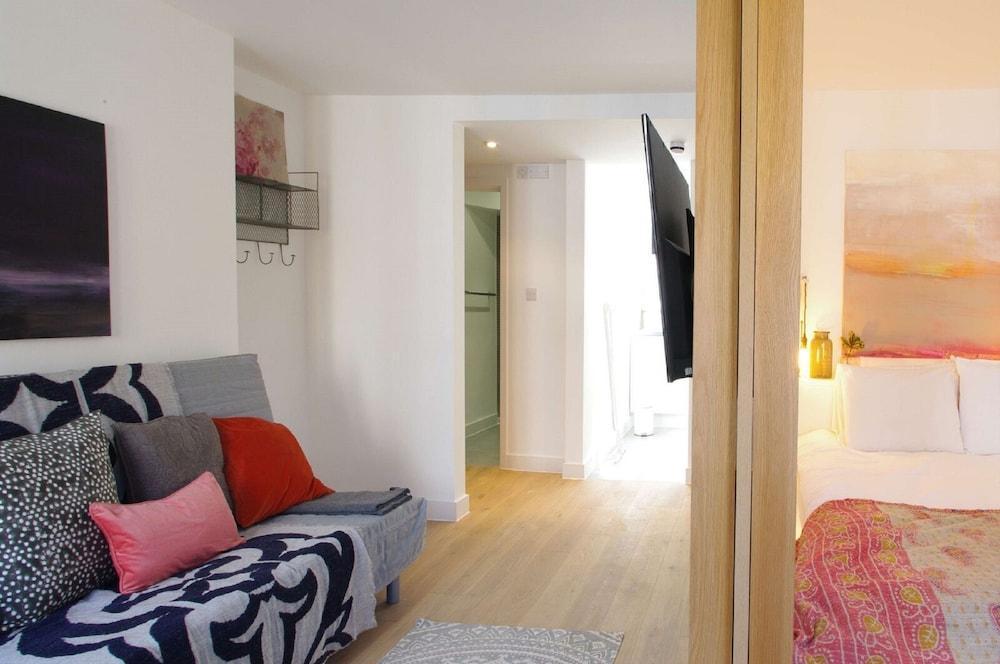 The London Agent Fitzrovia Studio 2