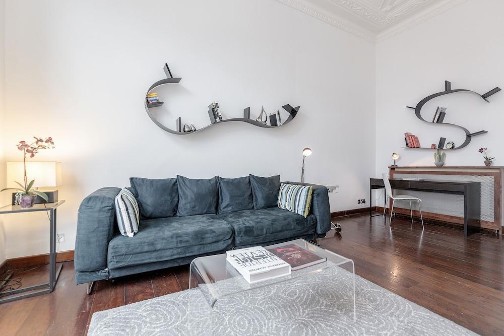 South Ken Apartment by Basetogo