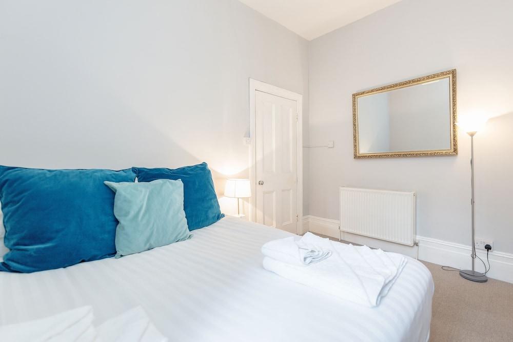 Clapham 2bed with Patio by Basetogo 2