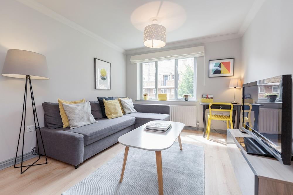 Hoxton 2 Bed Apartment by Basetogo