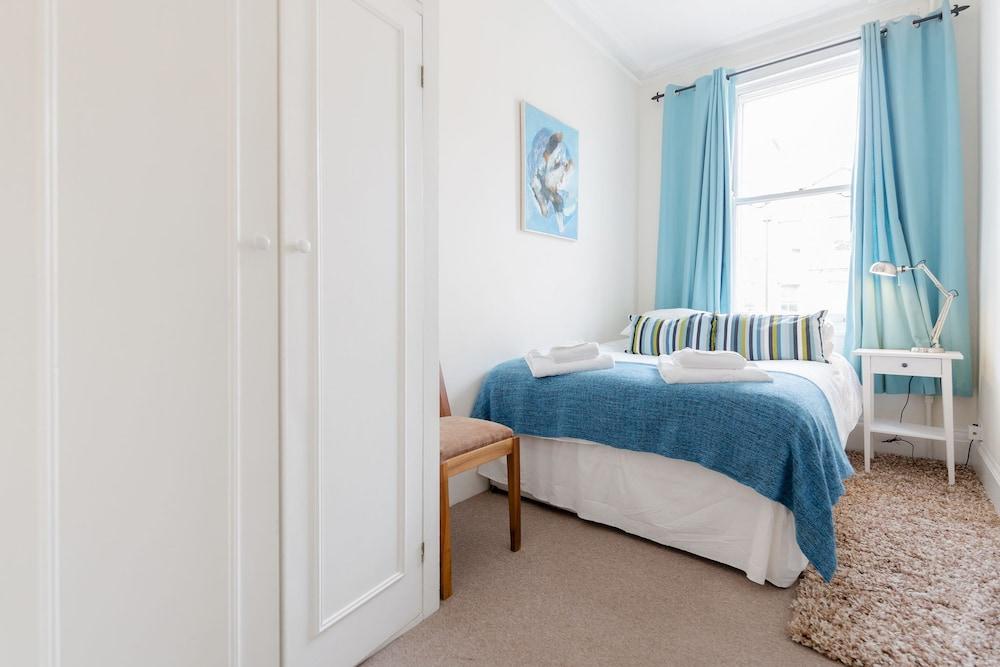 Earls Court Apartments by Basetogo