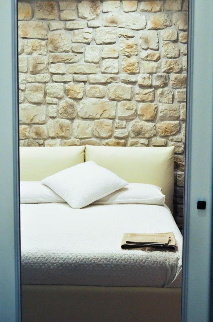 Olivia Rooms Teocrito 1