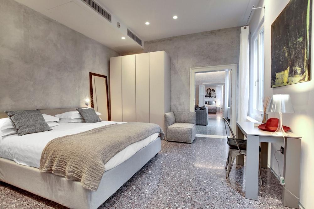 Stunning Modern Apartment in the Heart of Venice 1
