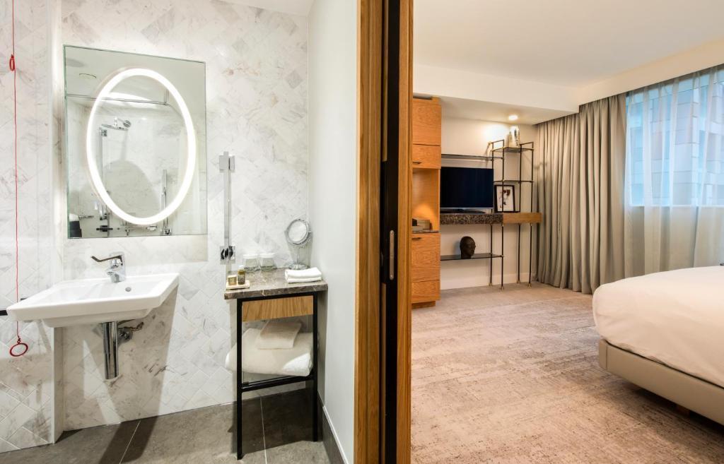 Lincoln Plaza London Curio Collection by Hilton 2