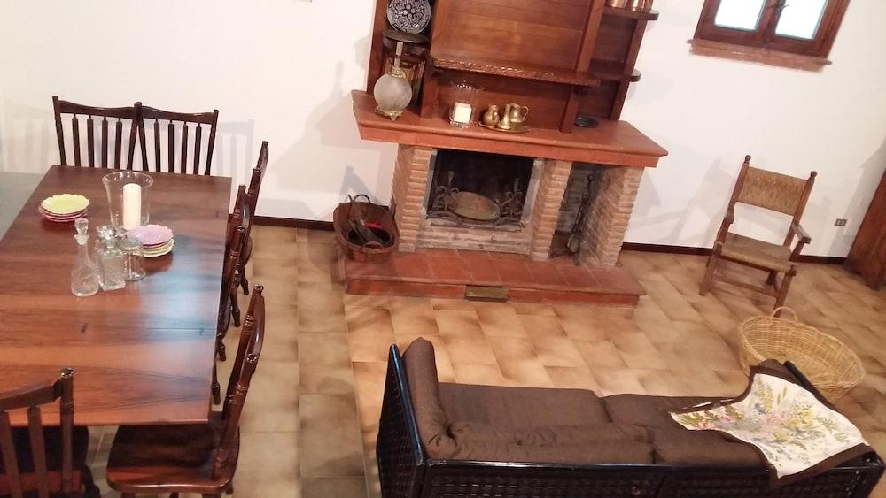 Pompei Rooms And Apartment B&B