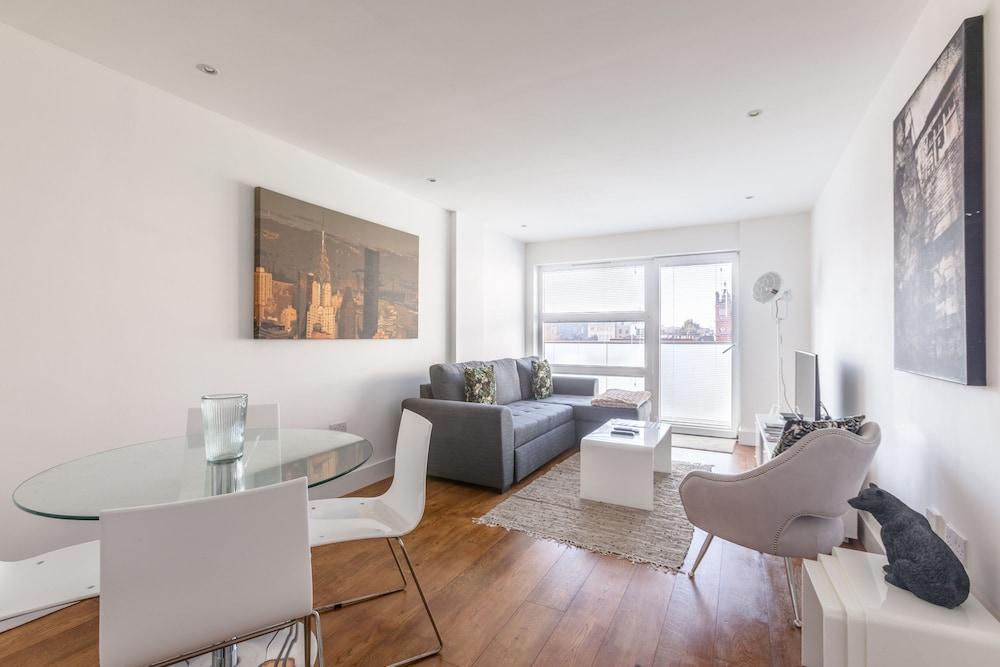 Luxury 2-Bed Flat, Parking And Close To the Tube
