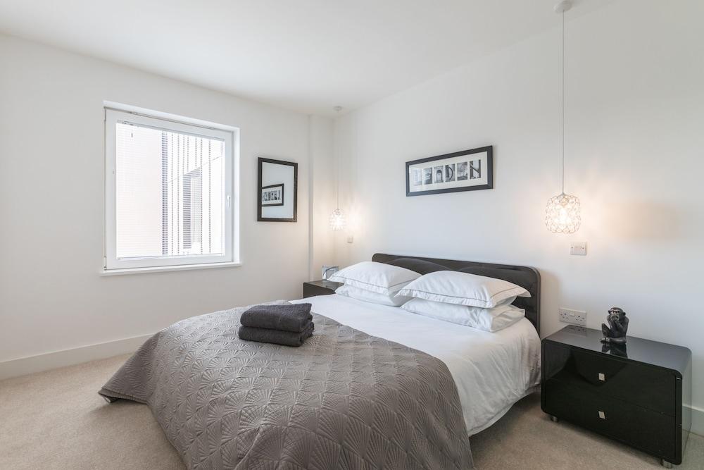 Luxury 2-Bed Flat, Parking And Close To the Tube 1