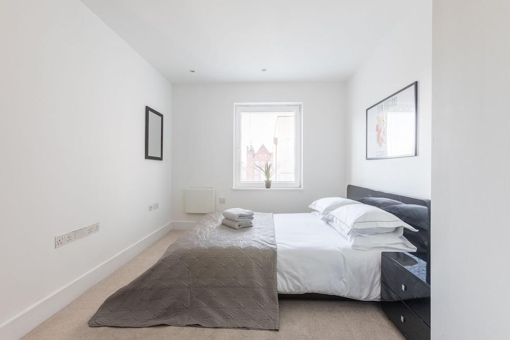 Luxury 2-Bed Flat, Parking And Close To the Tube 2