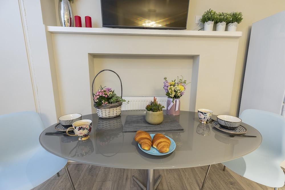 Luxurious Air Conditioned Apt High Street Kensington 1