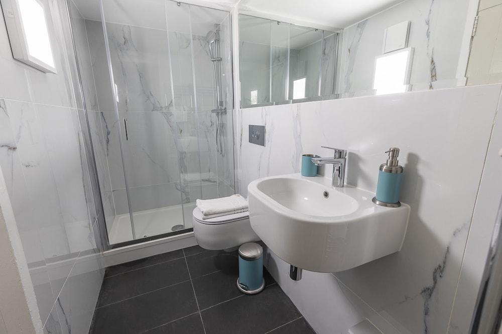 Luxurious Air Conditioned Apt High Street Kensington 2