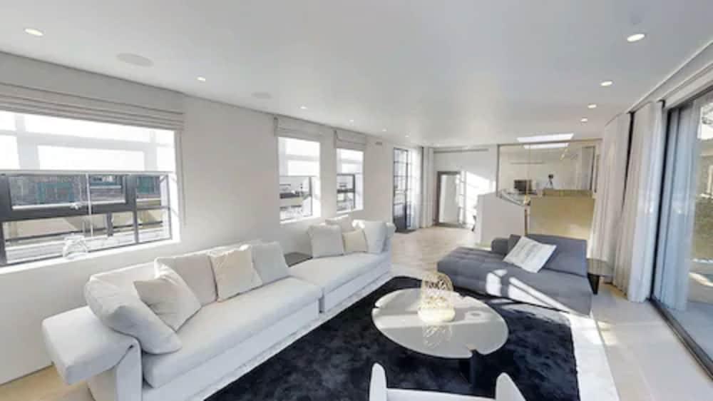 Luxury Royalty Mews