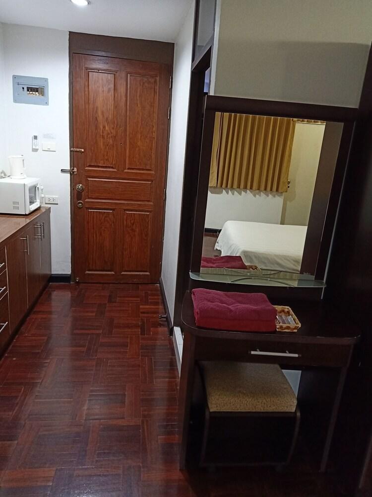 Le Vanvarothai Saladaeng Residence 1