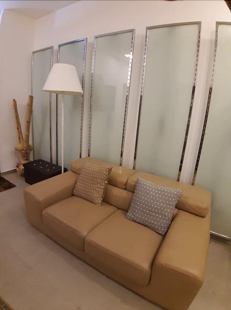 Don Carlo House & Room