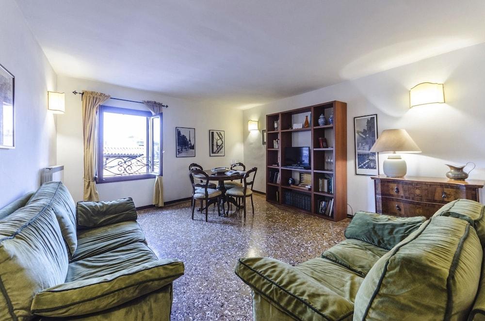 Maurizio House