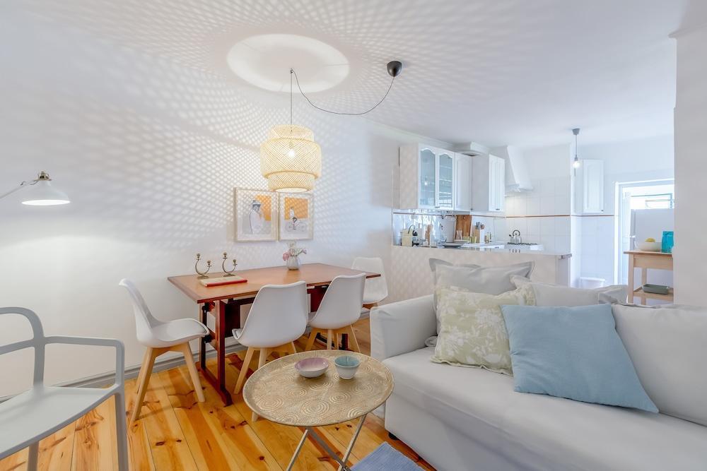 Bright & Spacious Alfama Typical Apartment, by Timecooler