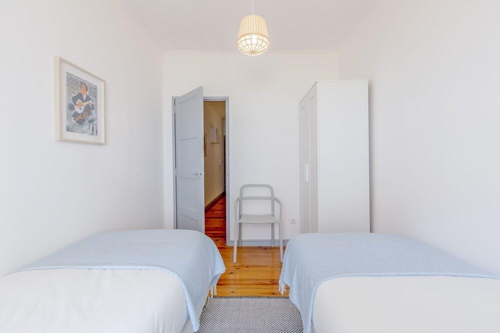 Bright & Spacious Alfama Typical Apartment, by Timecooler 2