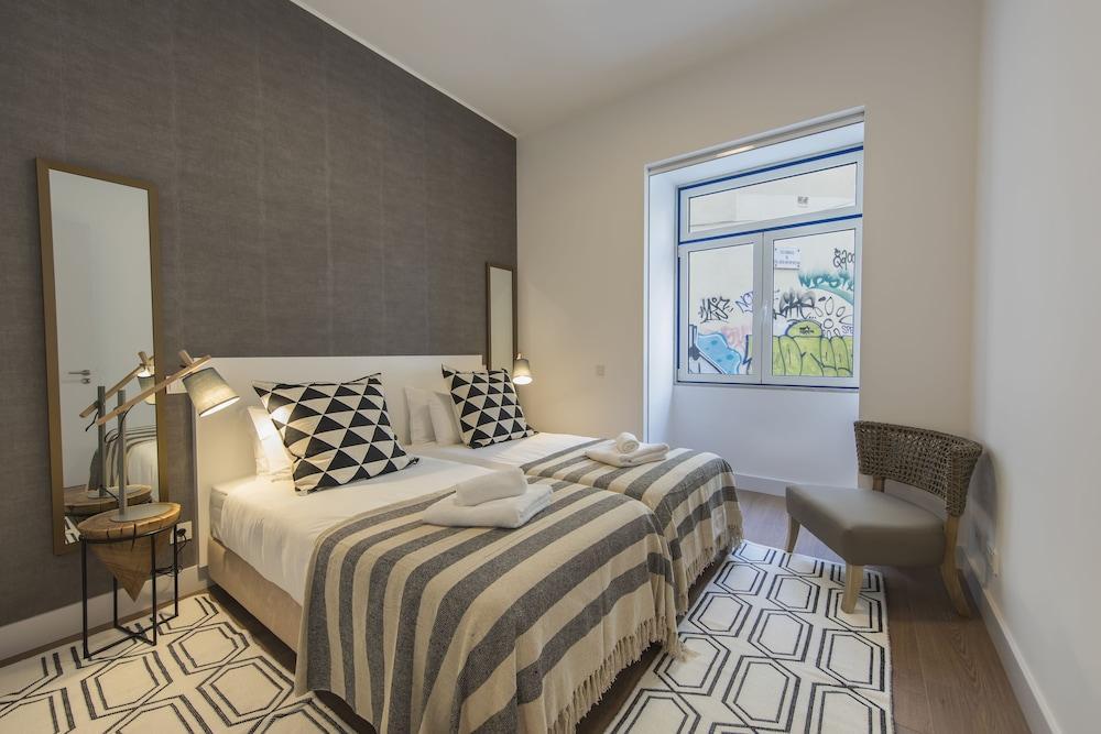 High Ceiling Duplex Apt Cais Do Sodre