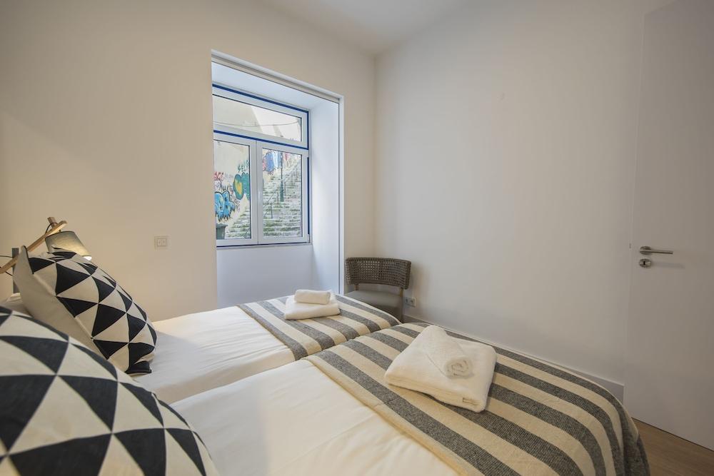 High Ceiling Duplex Apt Cais Do Sodre 1