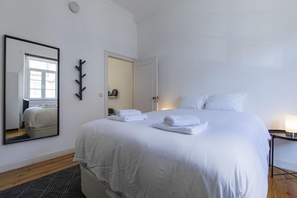 Sunny & Quiet Lisbon Apartment 1