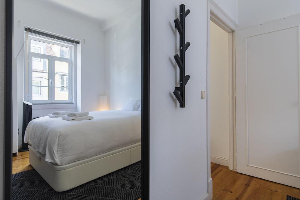 Sunny & Quiet Lisbon Apartment 2
