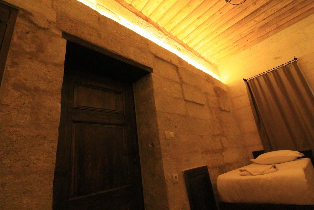 Tafana Cave & Stone Lodge