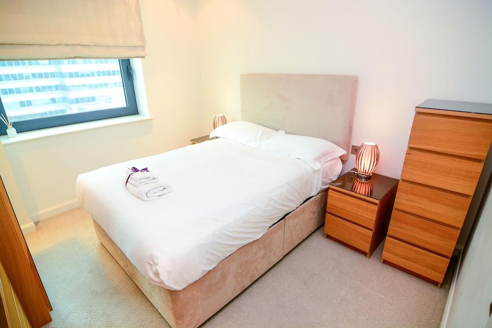 Canary Wharf - Corporate Riverside Apartments 1