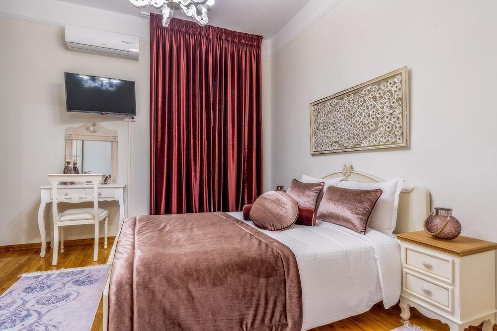 Acropolis Deluxe Apt Must 2