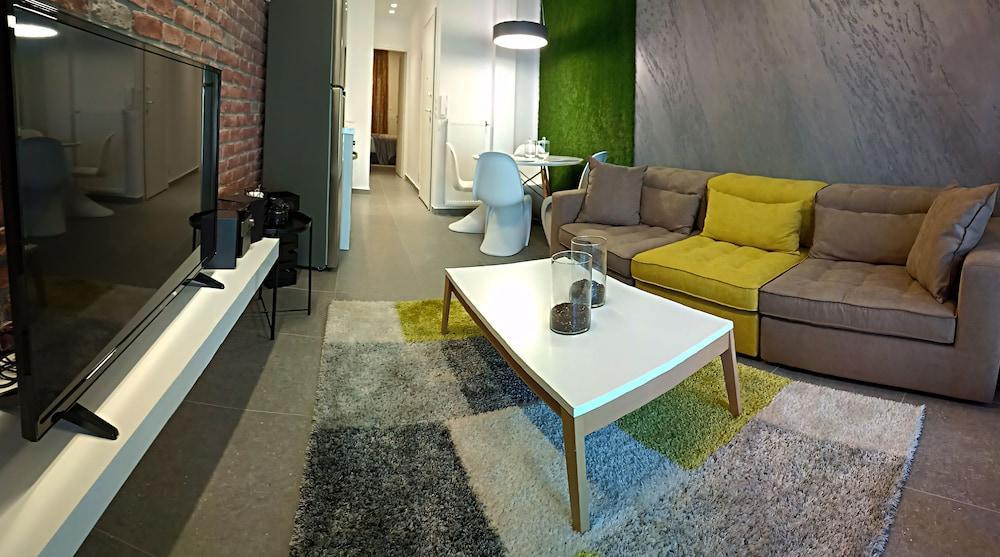 Gusto Luxury Apt Must