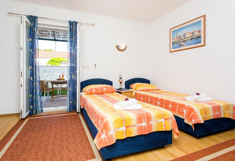 Apartments Miramare & Campara 2
